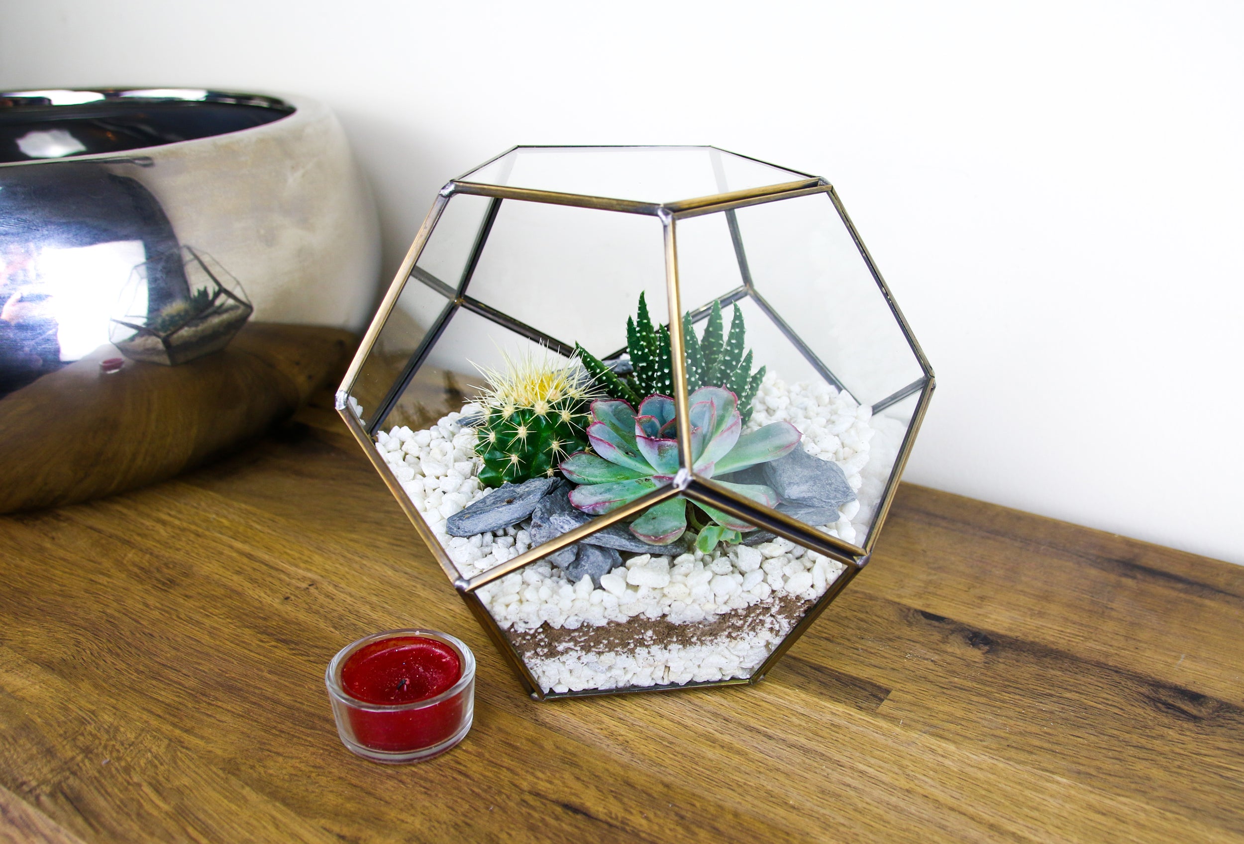 Contemporary Geometric ball terrarium for house plants